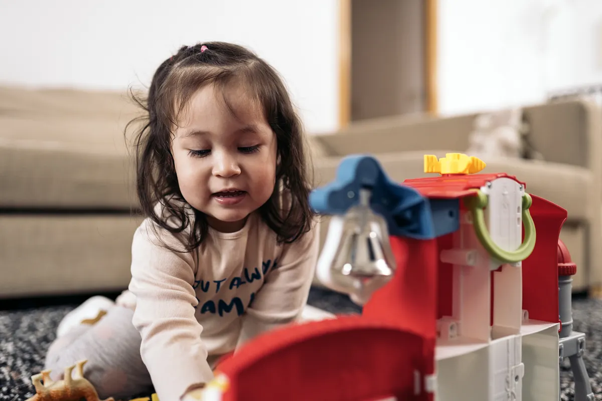 Hand coordination: 24-36 months
