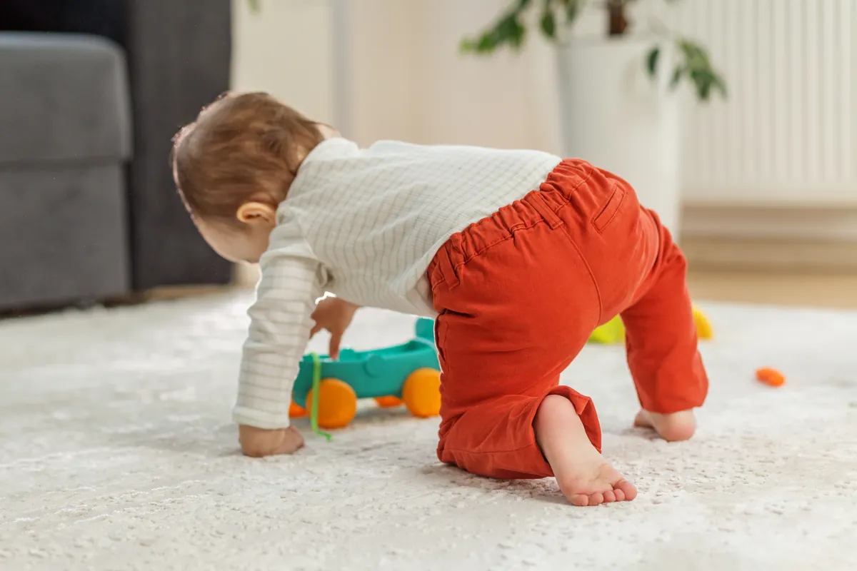 Com quantos meses o bebê começa a engatinhar?