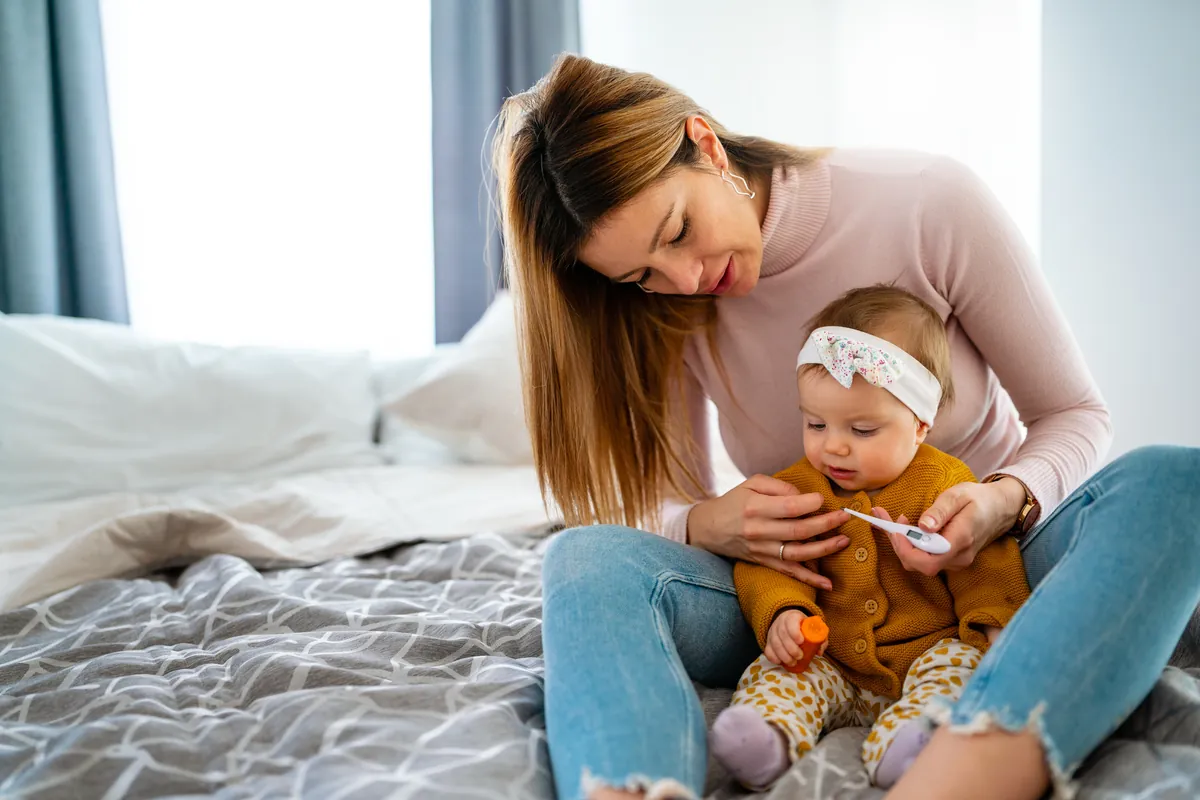 ¿Cómo bajarle la fiebre a mi bebé?