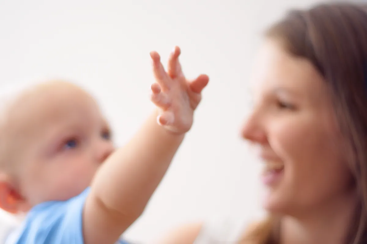 Como se comunicar com o seu bebê por meio de gestos