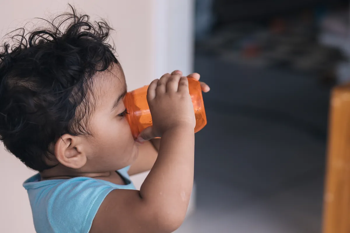 Com quantos meses o bebê pode tomar suco?