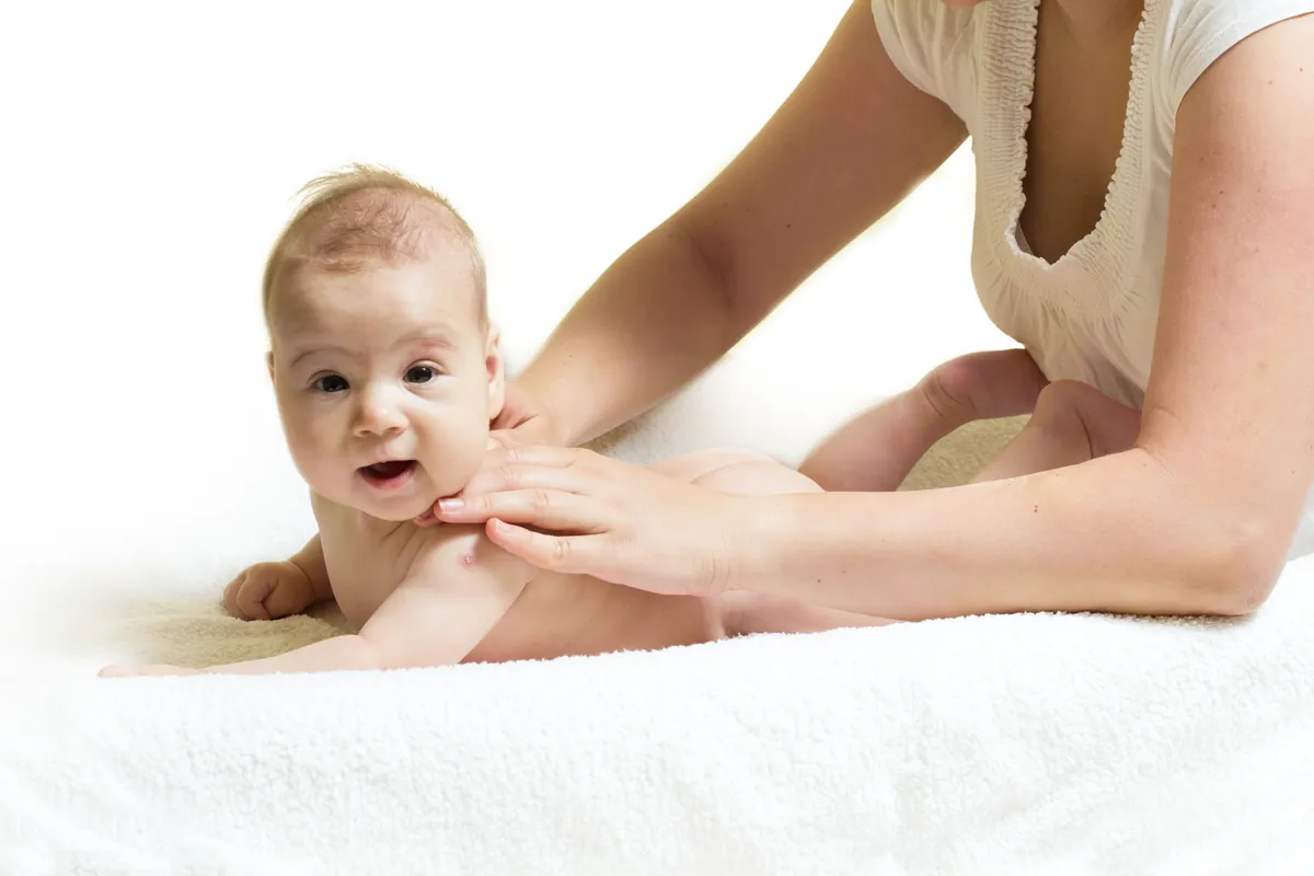 Los beneficios del masaje para bebés