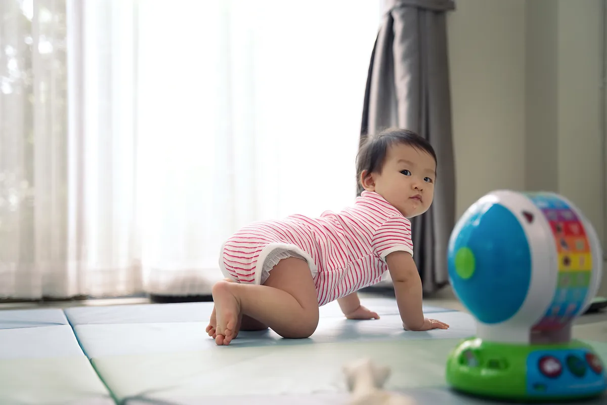 ¿Cuándo debería preocuparme si mi bebé no gatea?