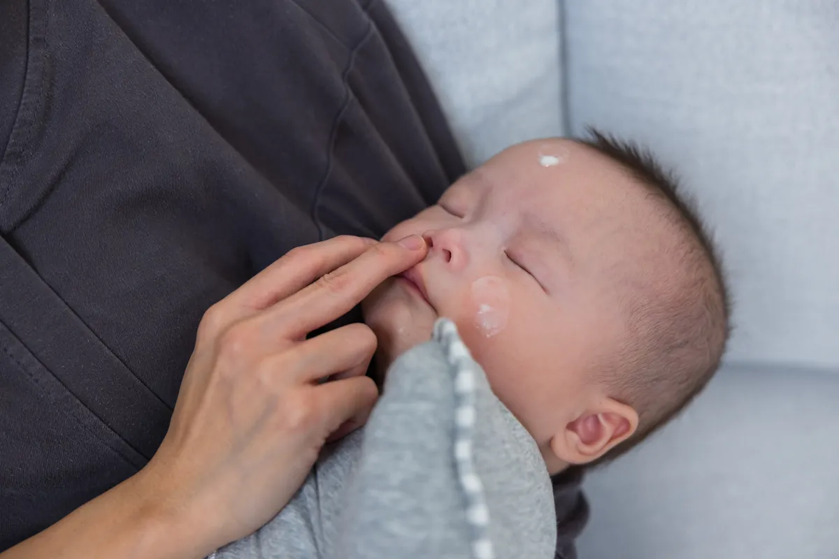 Meu bebê não acorda para mamar! O que fazer?