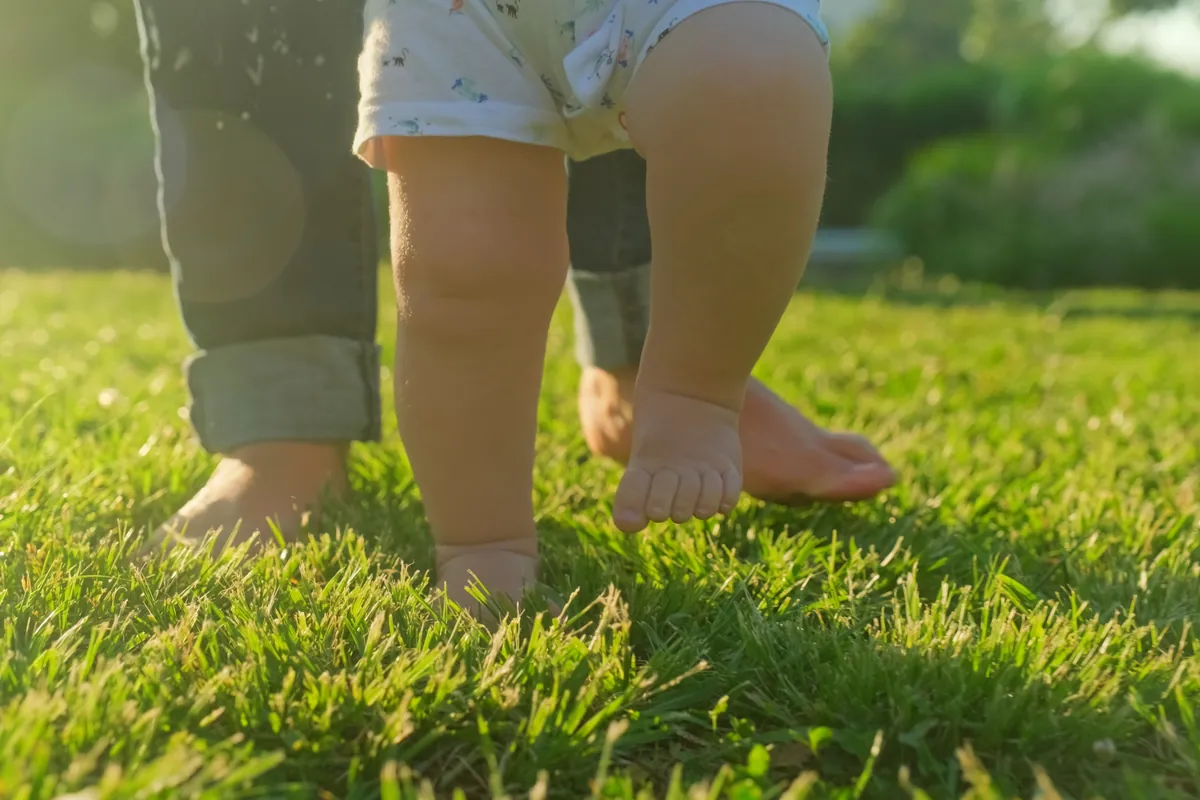 Deixar o bebê descalço faz mal?