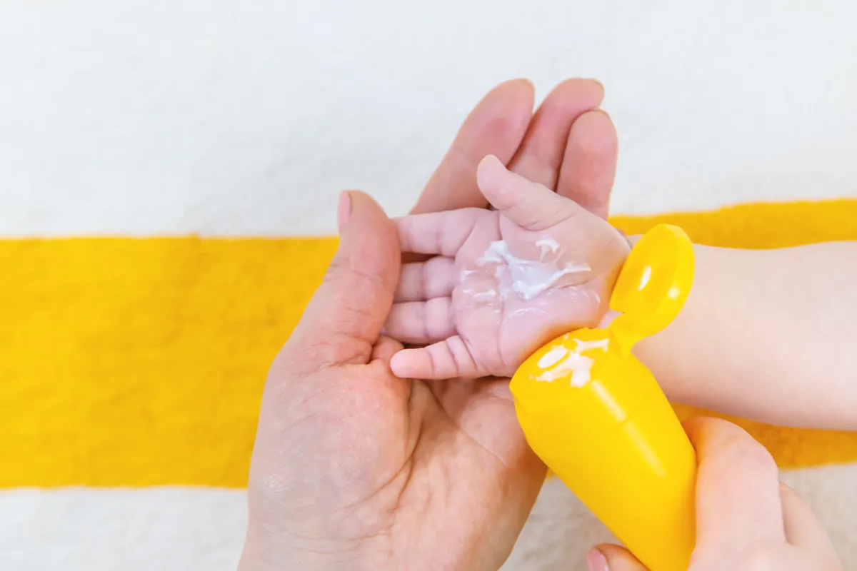 How to treat a wasp or bee sting in a baby