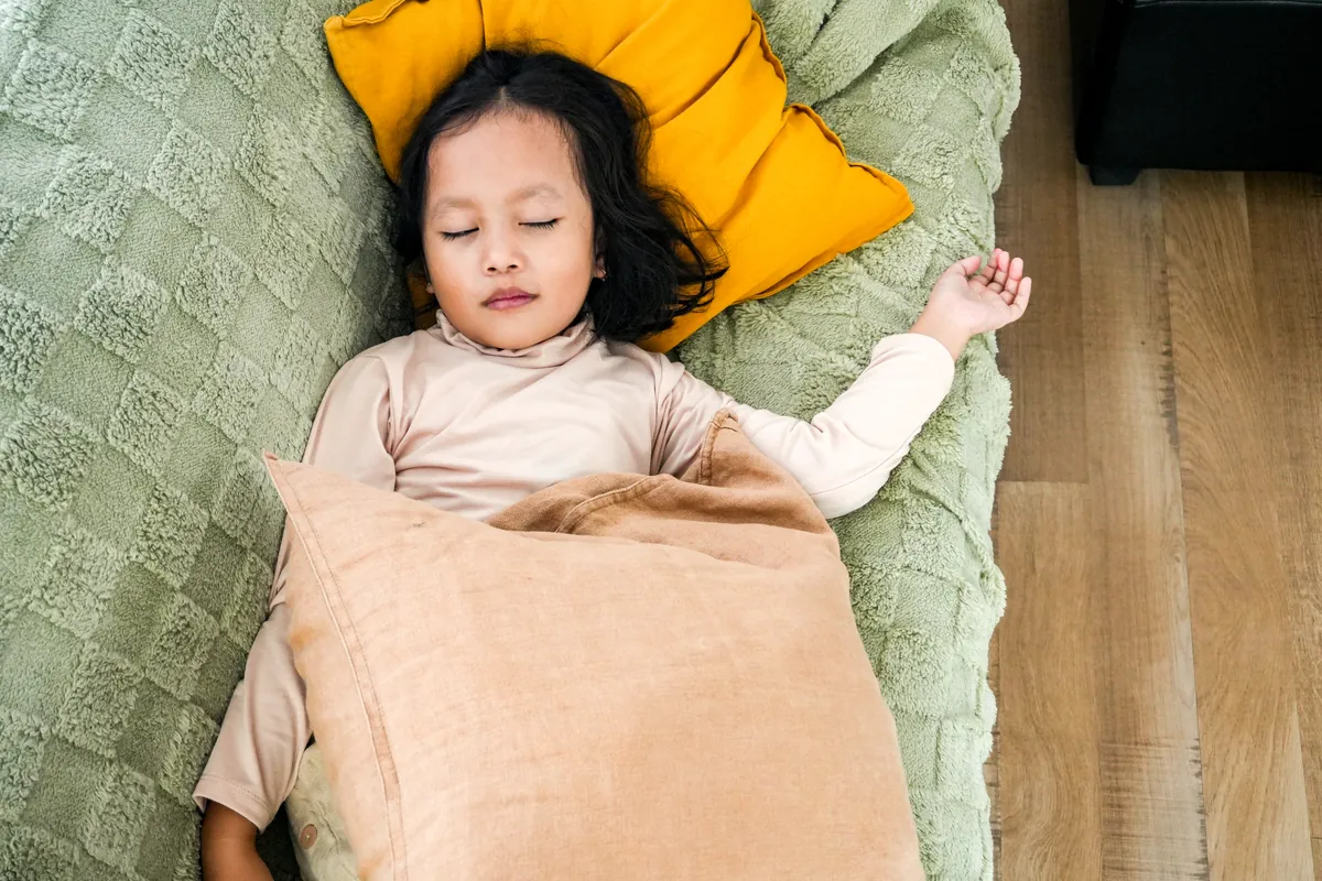 When Can a Baby Sleep With a Blanket Or Pillow?