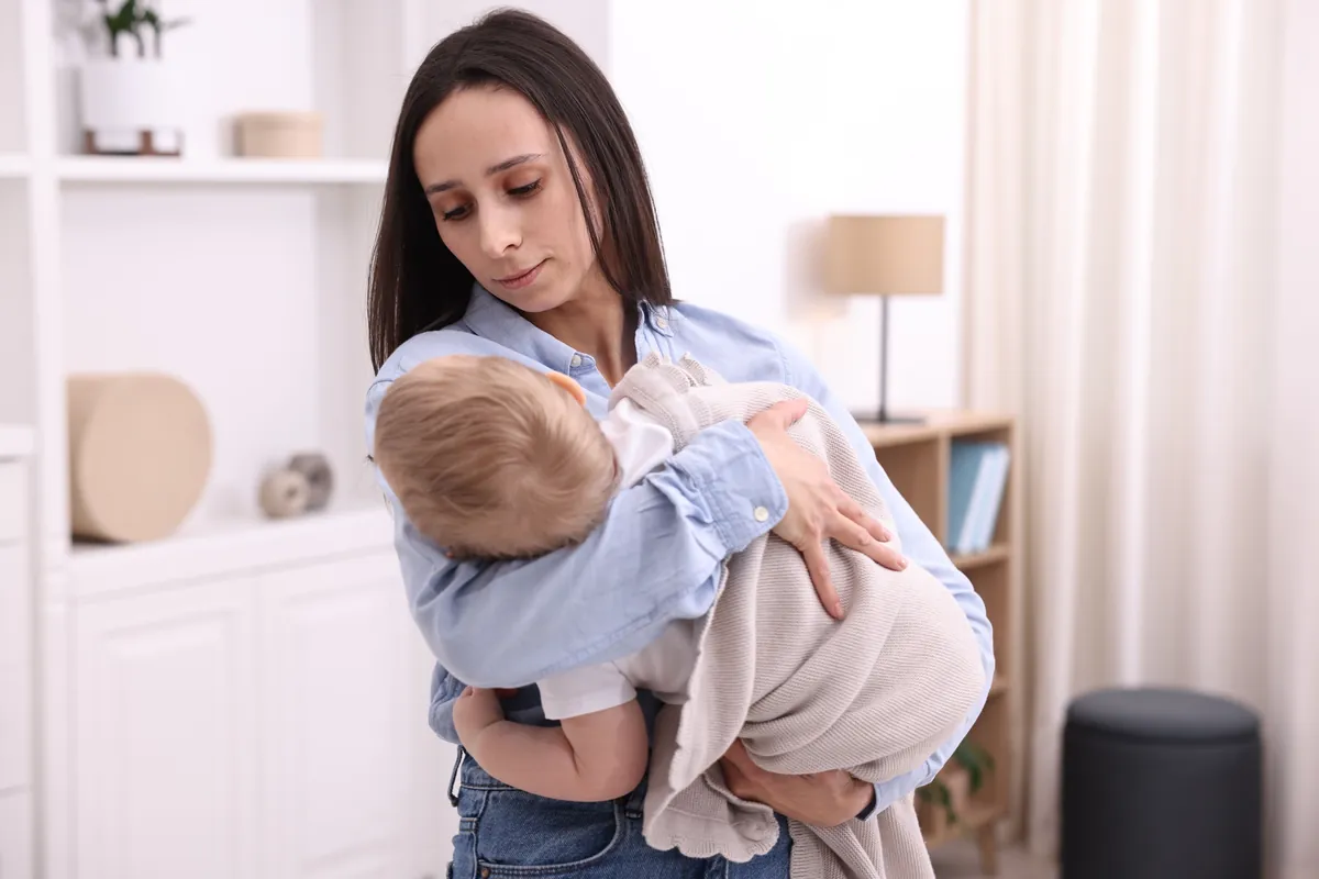 ¿Cómo hacer que eructe un bebé recién nacido?