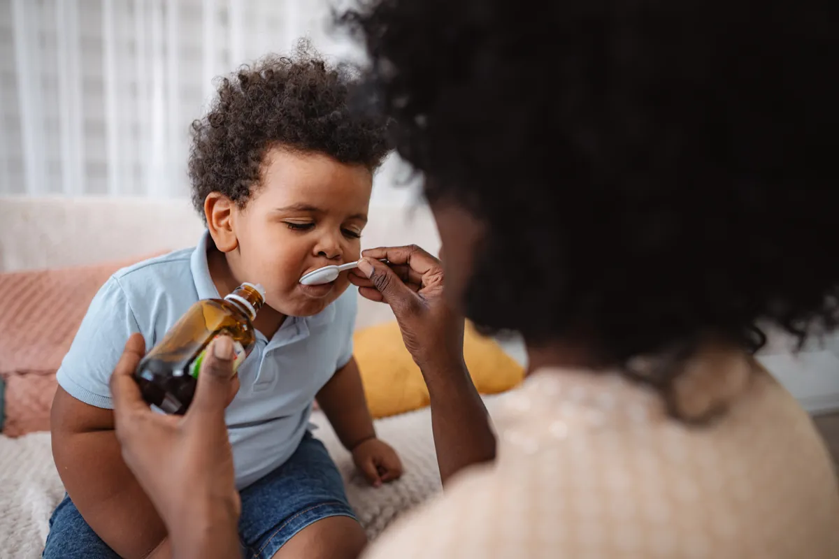 Como posso ajudar meu filho a tomar remédios com gosto ruim?