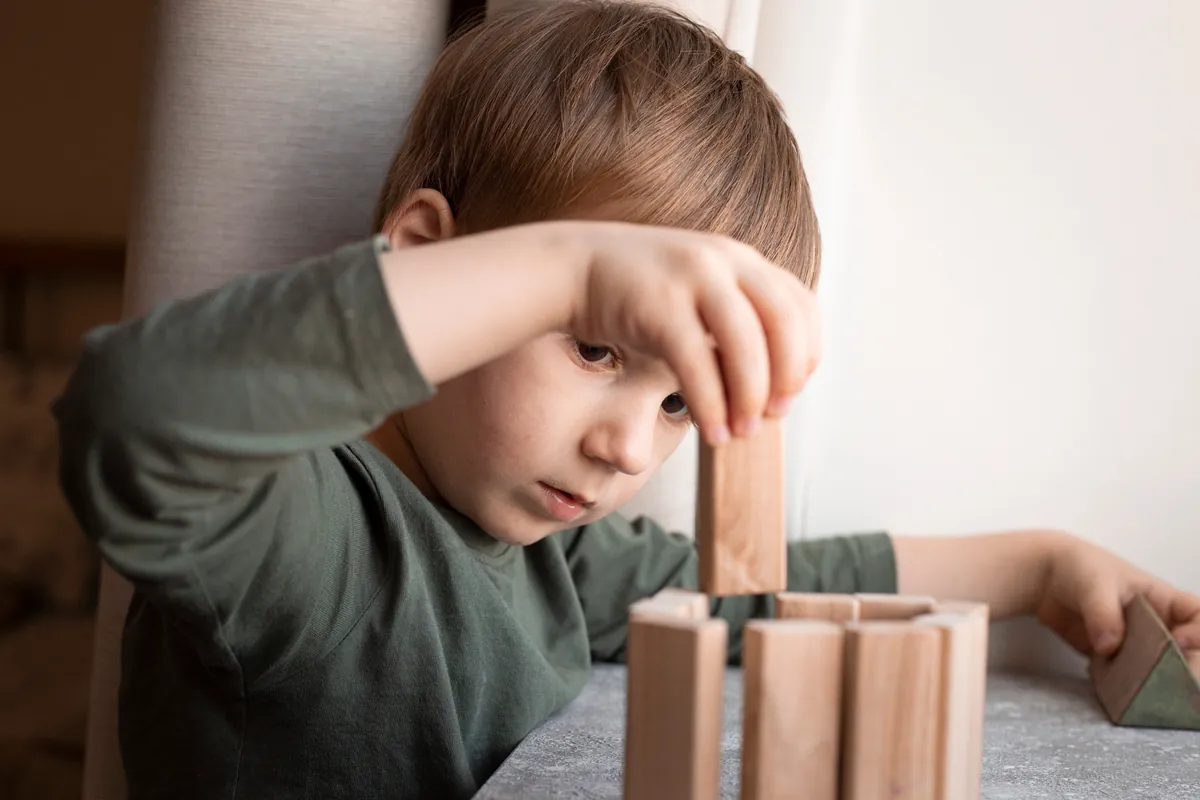 ¿Cómo puedo enseñar habilidades de resolución de problemas a mi hijo?