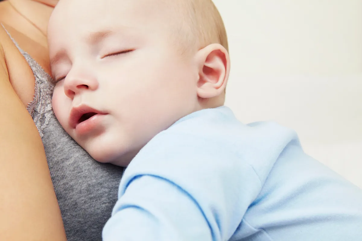 Siestas de contacto: una forma gentil de ayudar a tu bebé a dormir