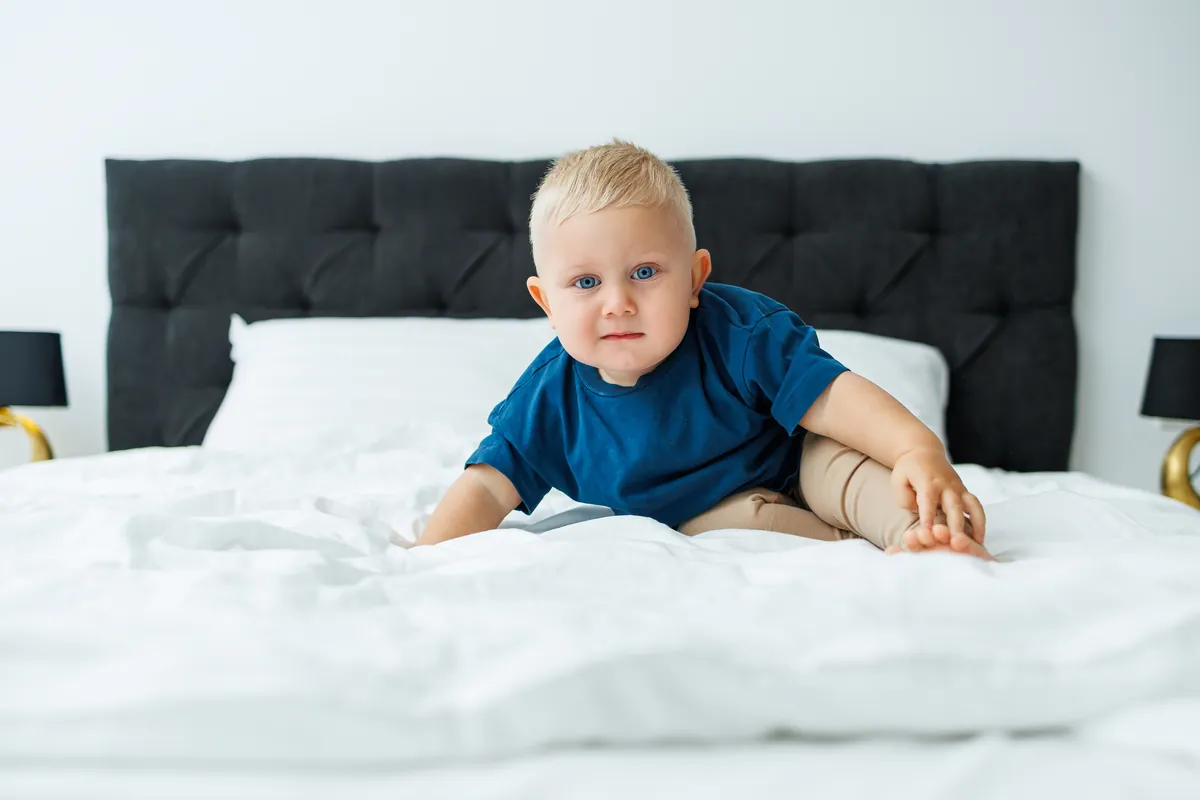 Quando um bebê deve fazer a transição do berço para a cama?