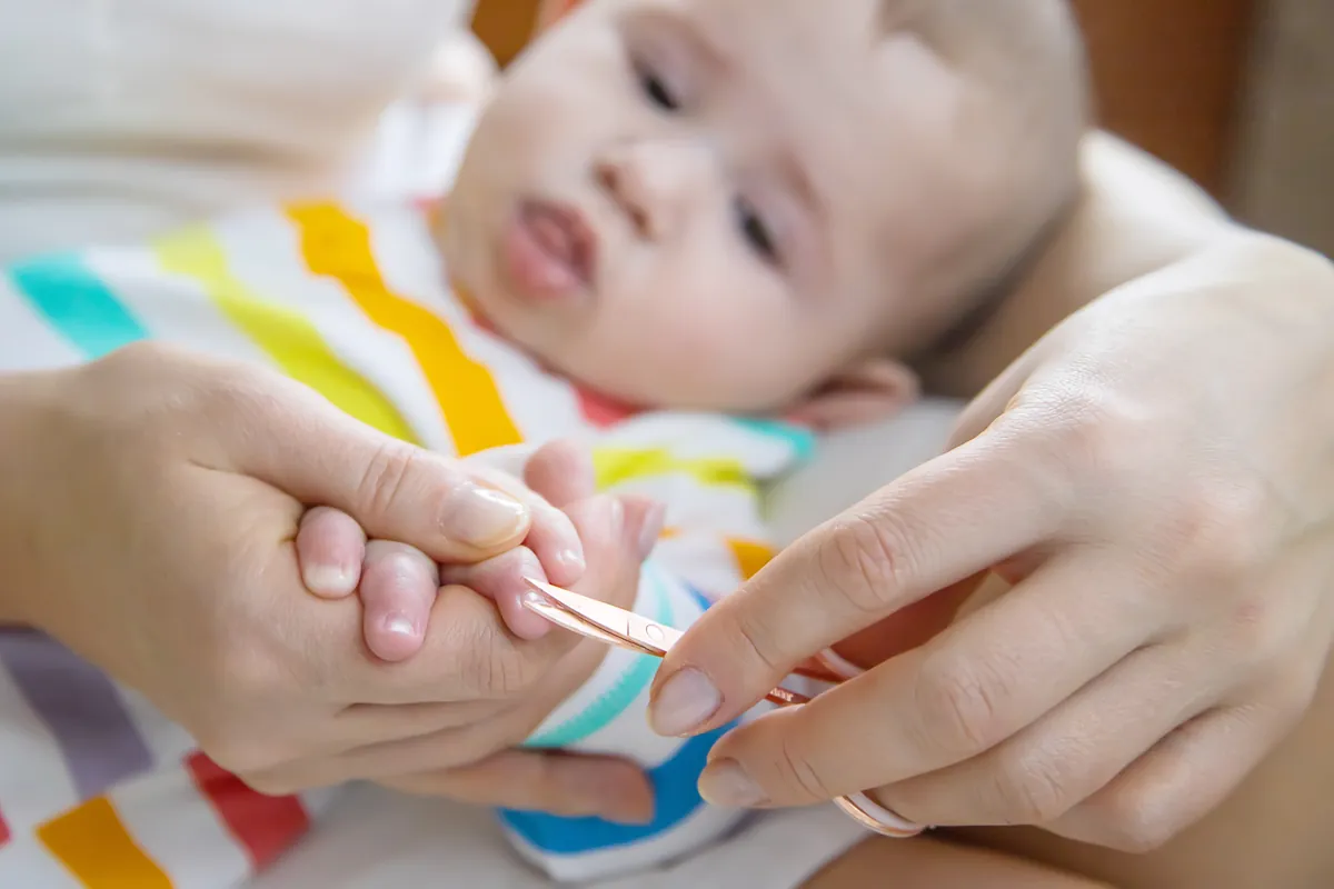 Como cortar unha de bebê