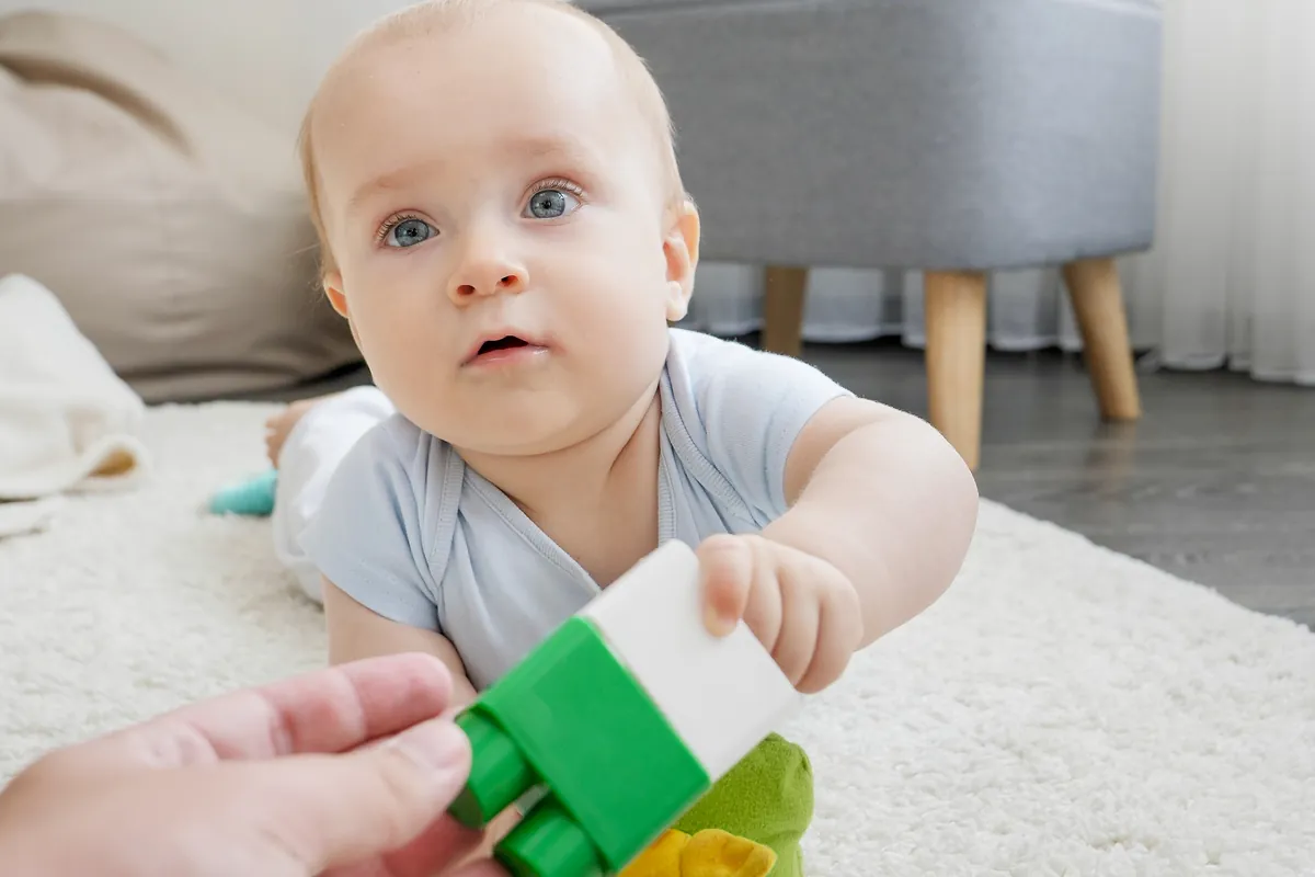 Como a distração dos pais afeta a atenção do bebê durante as brincadeiras?