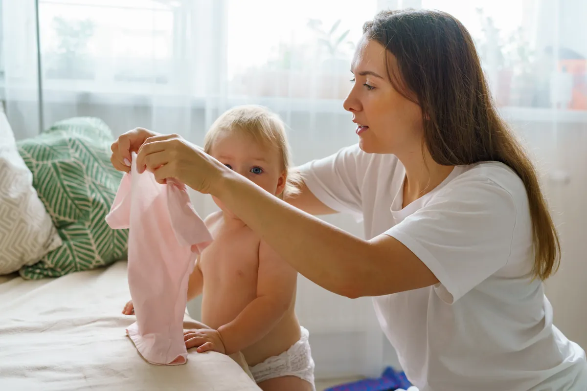Como colocar e tirar as roupas do meu bebê?