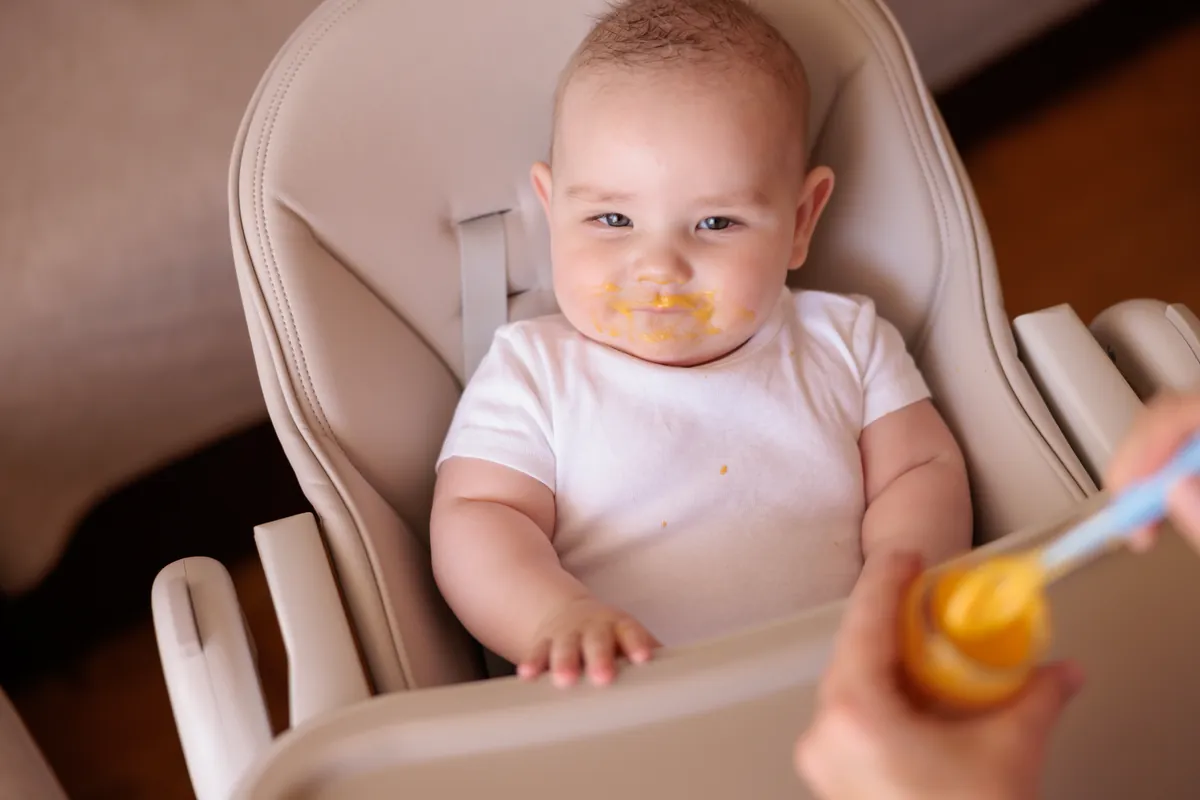 ¿Cómo iniciar la alimentación sólida del bebé?