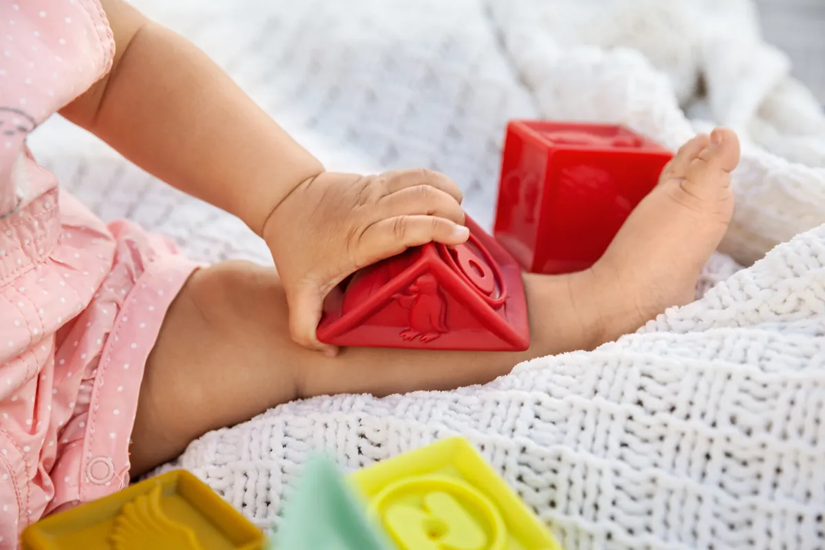 Como posso ajudar meu bebê a desenvolver o movimento de pinça?