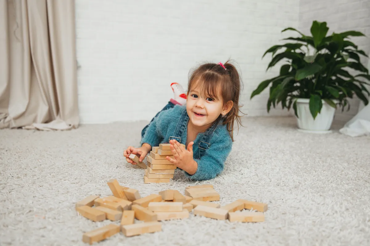 Desenvolvendo as mãos e os dedos com blocos de brinquedo