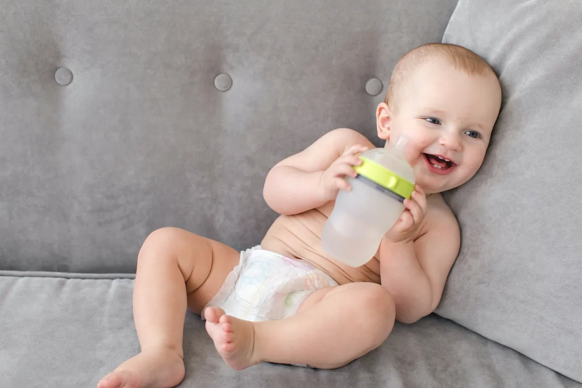 Com quantos meses o bebê segura a mamadeira?