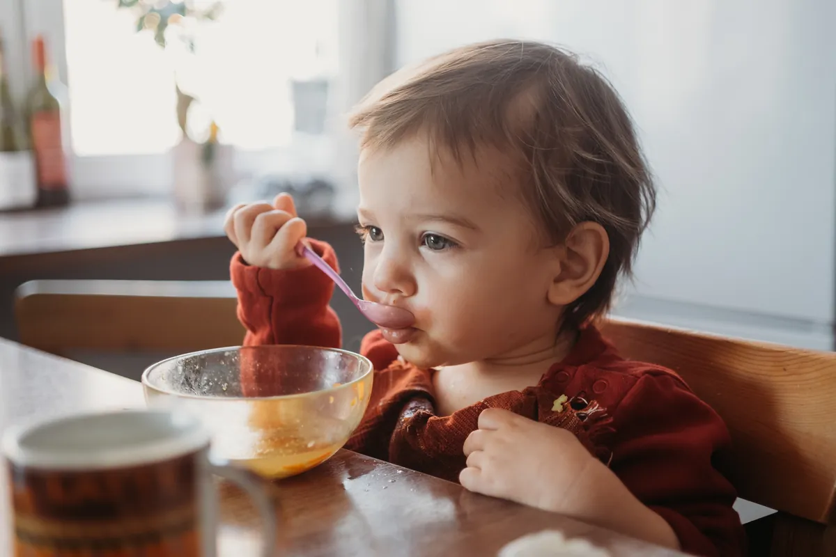 Como ajudar seu filho a se alimentar de forma independente