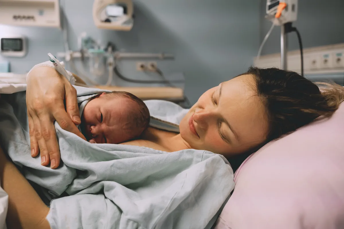 Quais são os benefícios do método “canguru” para bebês prematuros?