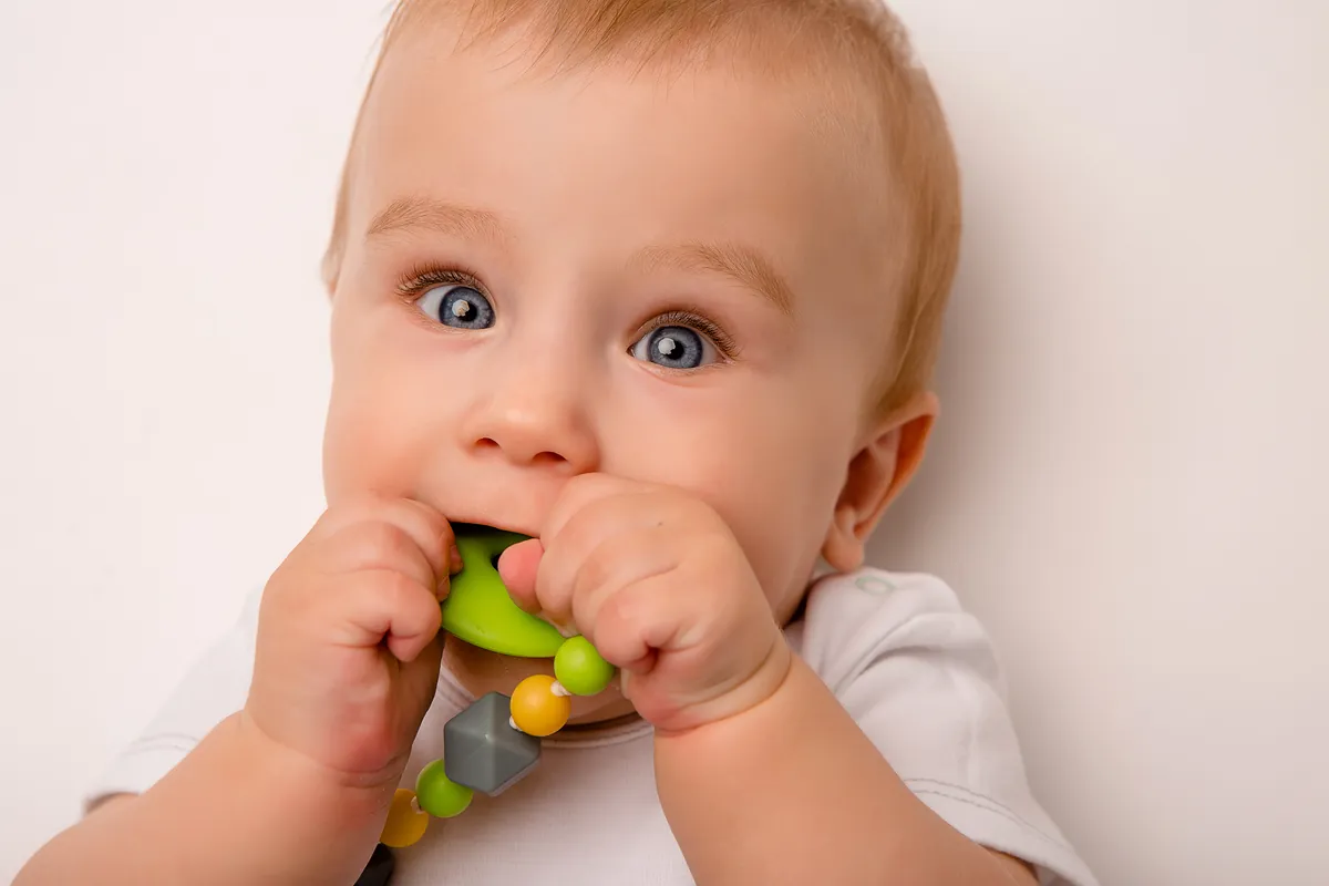 Por que meu bebê coloca tudo na boca?
