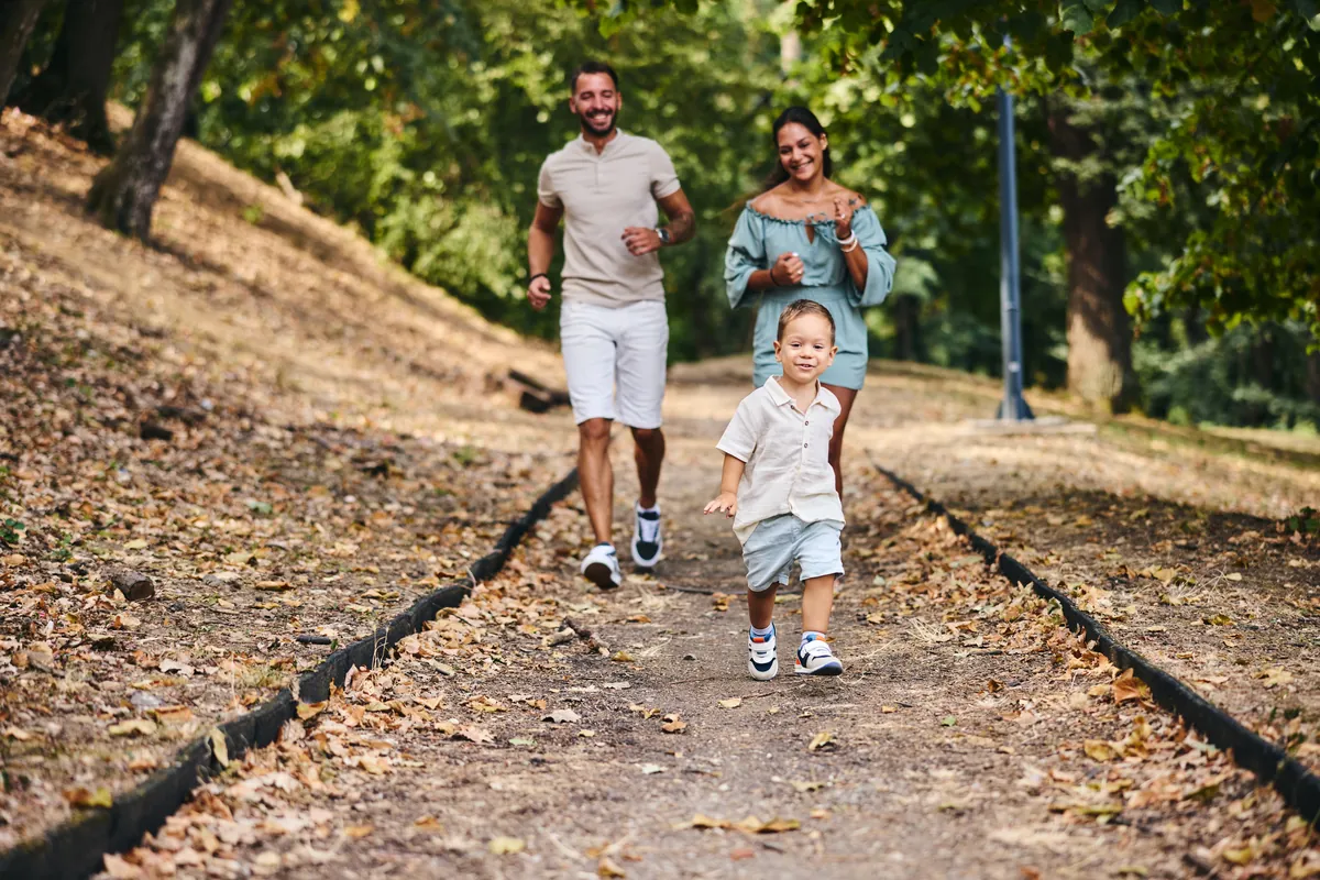Os benefícios do exercício físico e das atividades ao ar livre para crianças em idade pré-escolar