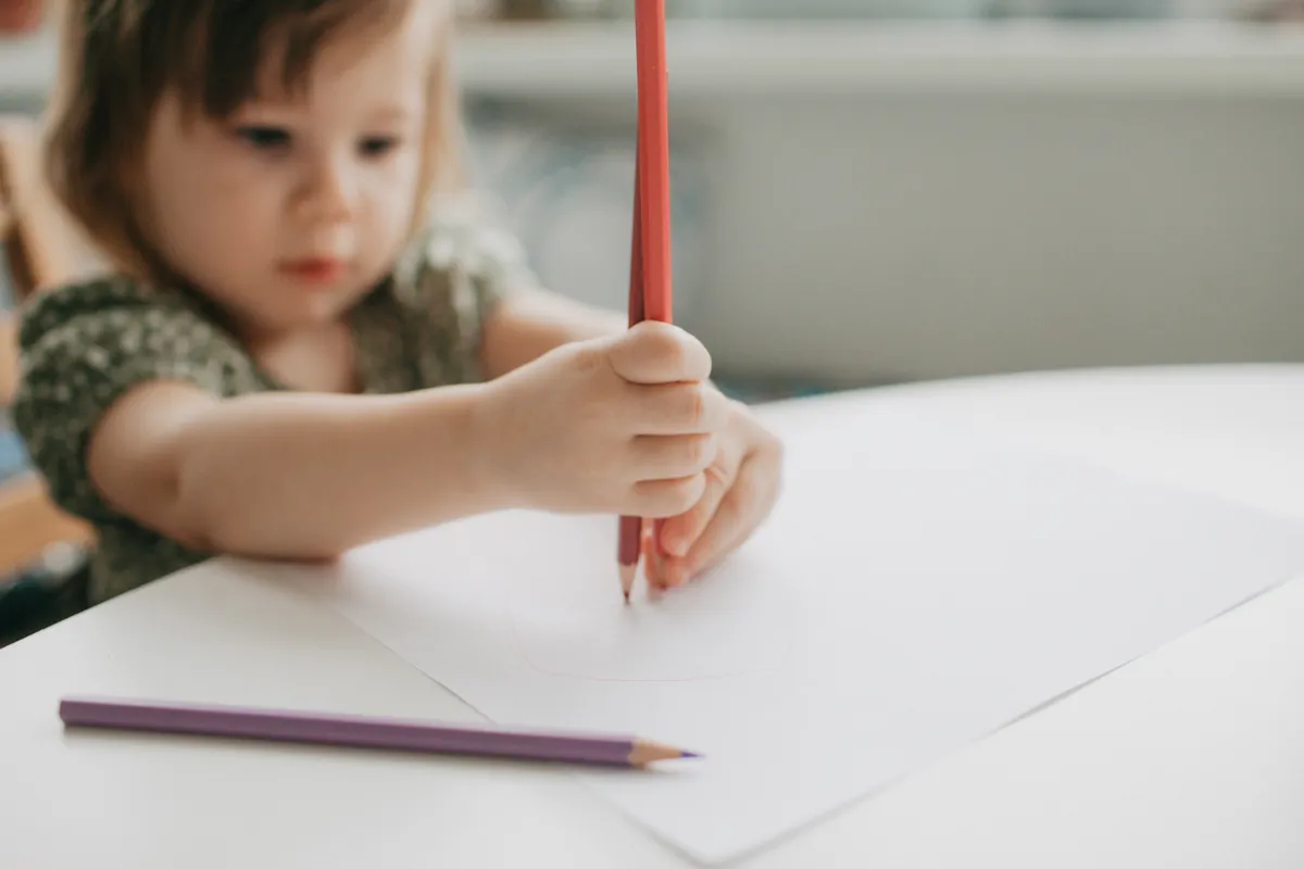 Cómo desarrollar el agarre del lápiz de tu hijo para una mejor escritura