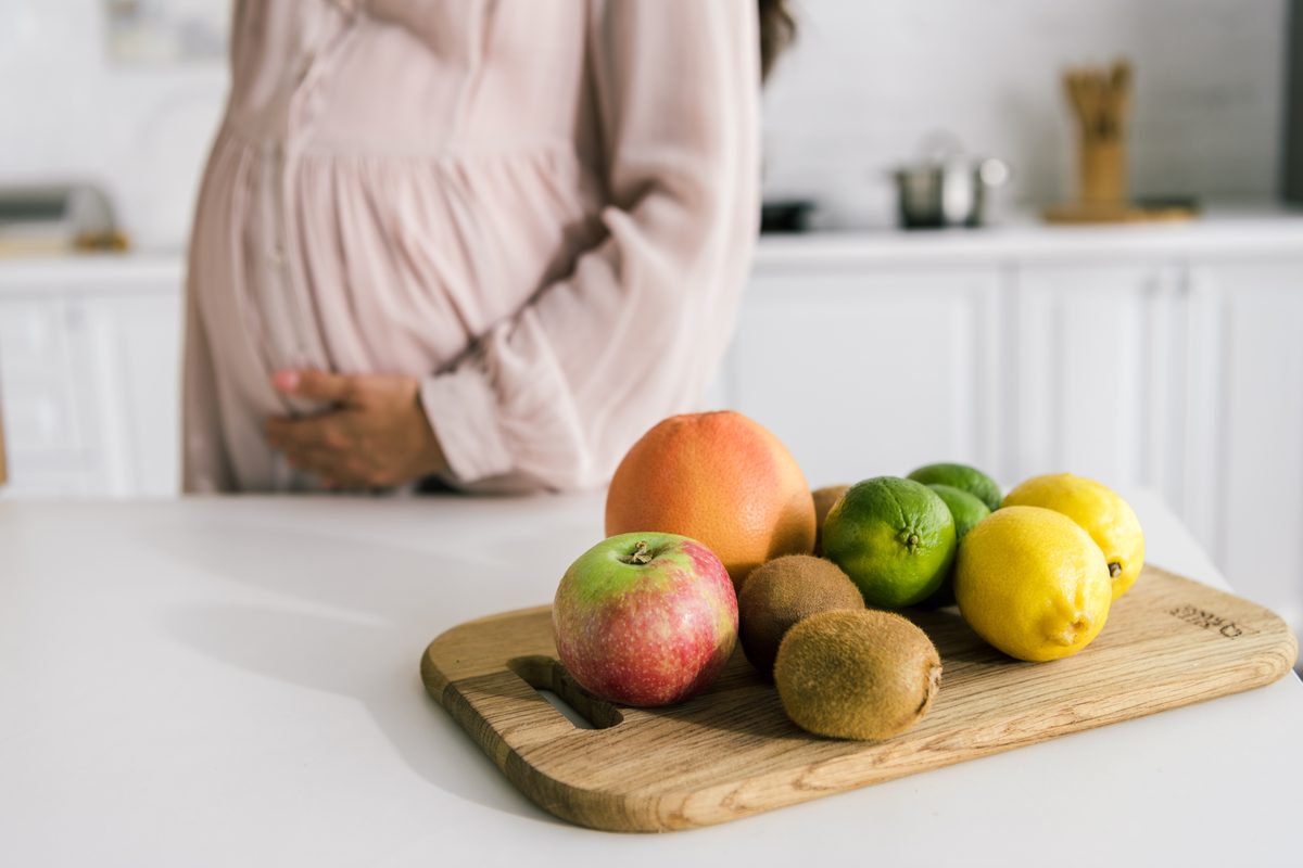 ¿Debo tomar vitaminas prenatales y postnatales?