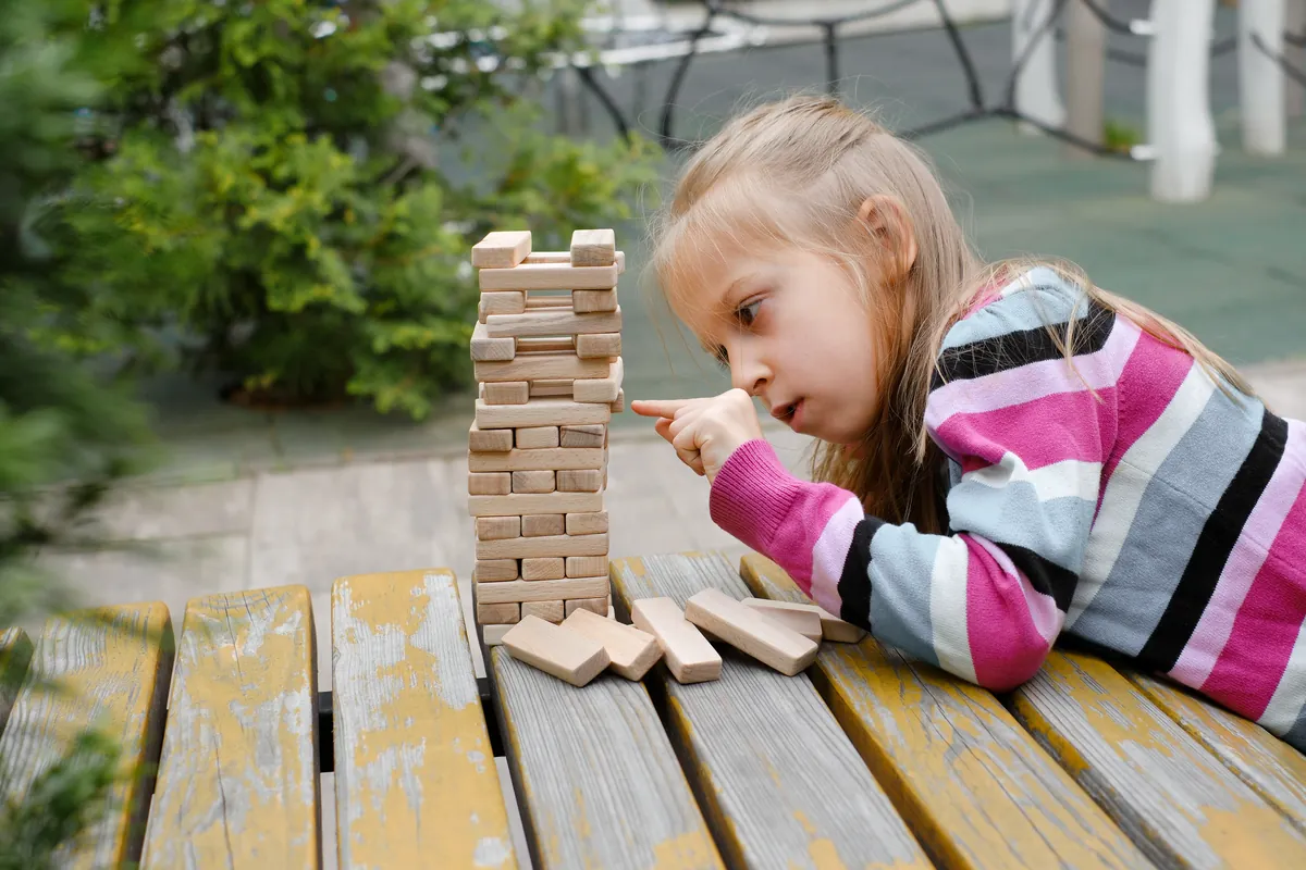 Como desenvolver as habilidades de resolução de problemas do seu filho por meio de gestos