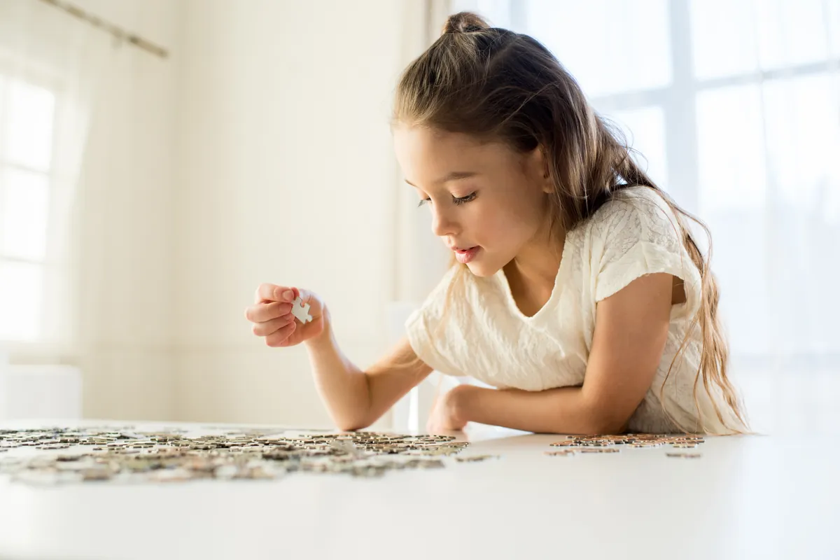 Como posso ajudar meu filho a aprender a resolver problemas?