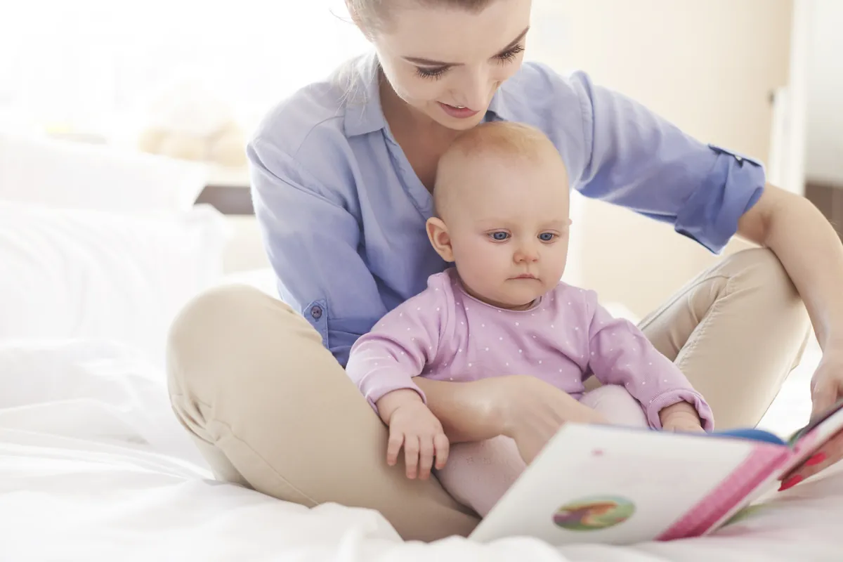 Como ler para o seu bebê de 2-3 meses