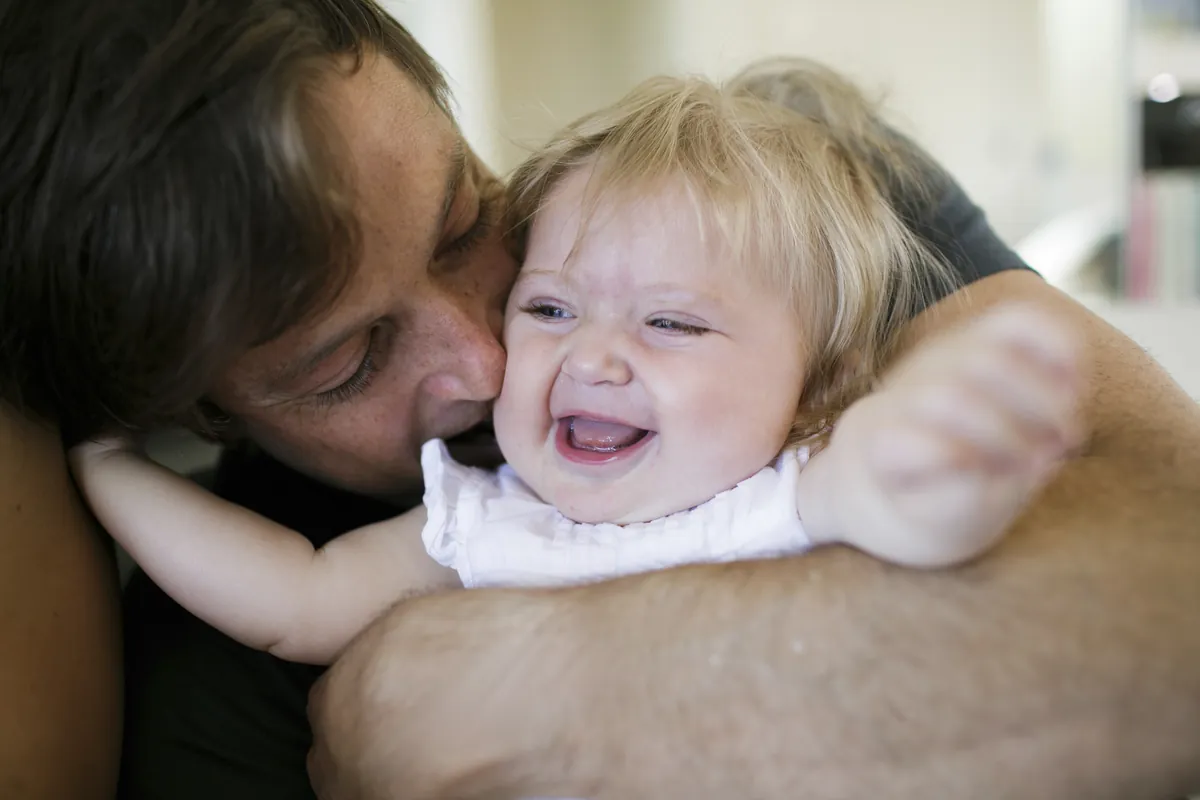 Como estimular o senso de humor do meu bebê?