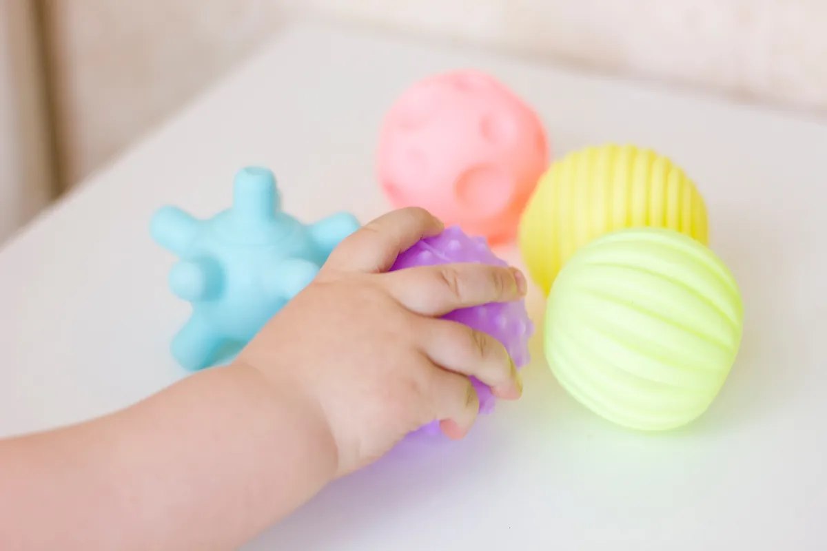 3 actividades de estimulación táctil para bebés de 4 a 8 meses