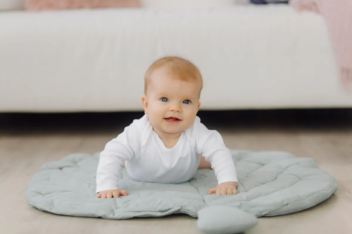 Por que ficar de bruços é importante para o bebê?