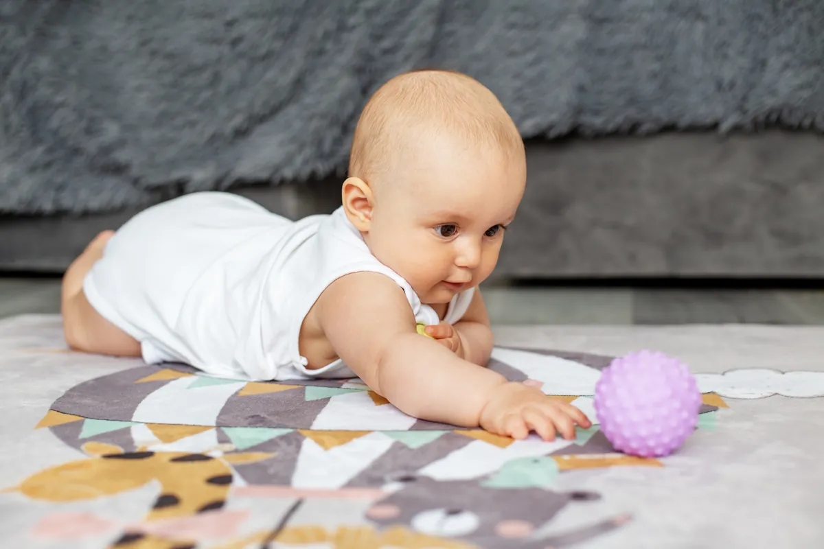 Tummy time: o que é e como praticar com o seu bebê