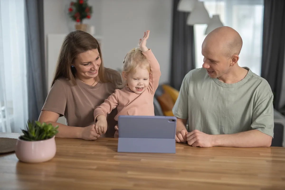 Do toddlers learn and bond with people over video chat?