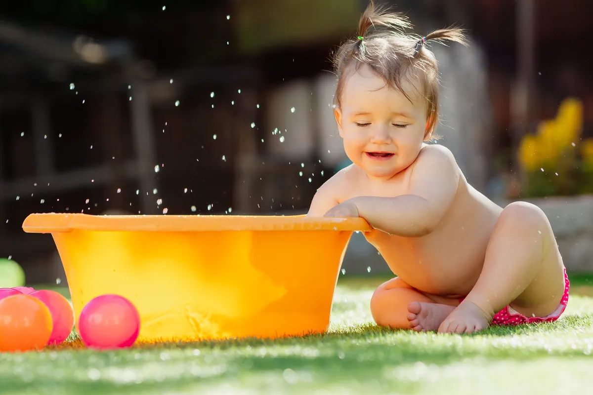 ¿Cuándo aprenden los niños a patear una pelota?