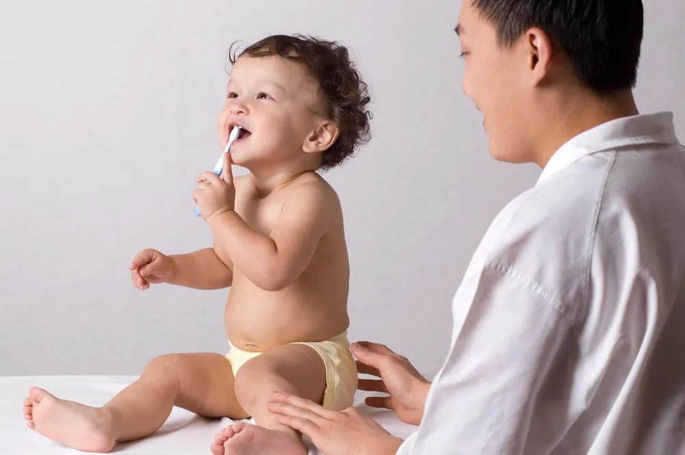 ¿Por qué debo limpiar los dientes de mi bebé?