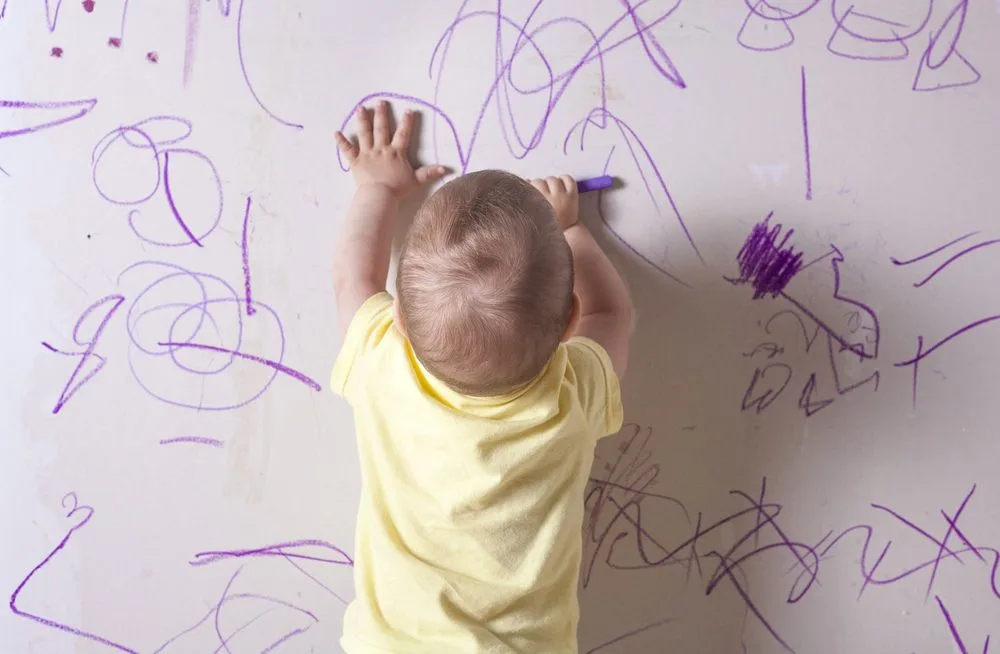 ¿Cómo puedo garantizar el uso responsable de los medios audiovisuales para apoyar el desarrollo de mi hijo?