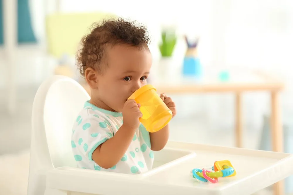 ¿Mi bebé debe de tomar agua?