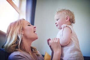 ¿Cómo puedo preparar a mis hijos para la llegada del bebé?