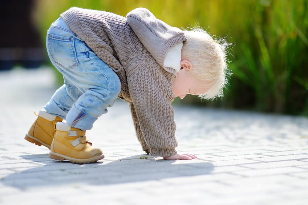 Mi hijo se cae mucho al caminar