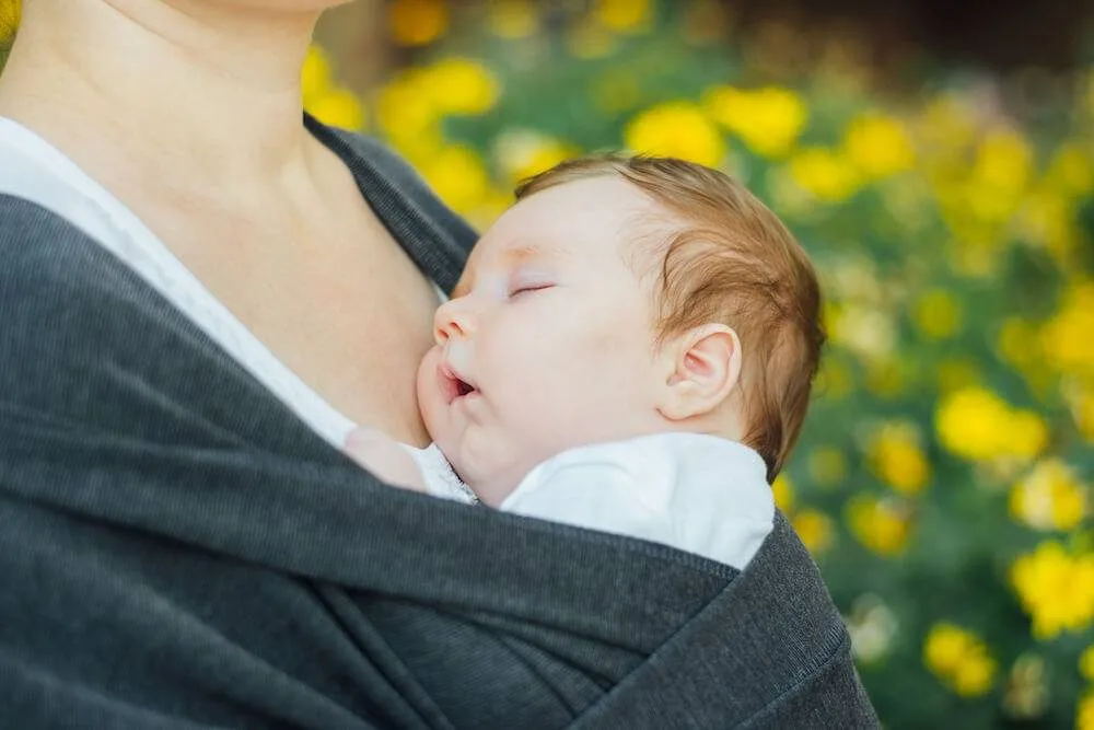 Siestas de contacto: una forma gentil de ayudar a tu bebé a dormir
