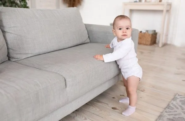 ¿Qué hitos físicos está desarrollando mi bebé de 13 a 15 meses?