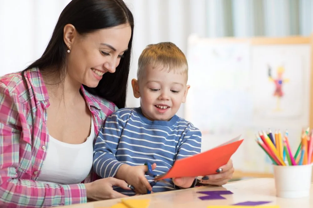 Como estimular a coordenação fina com uma tesoura infantil?