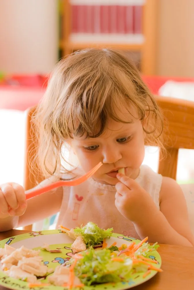 Como ajudar seu filho a comer de forma independente