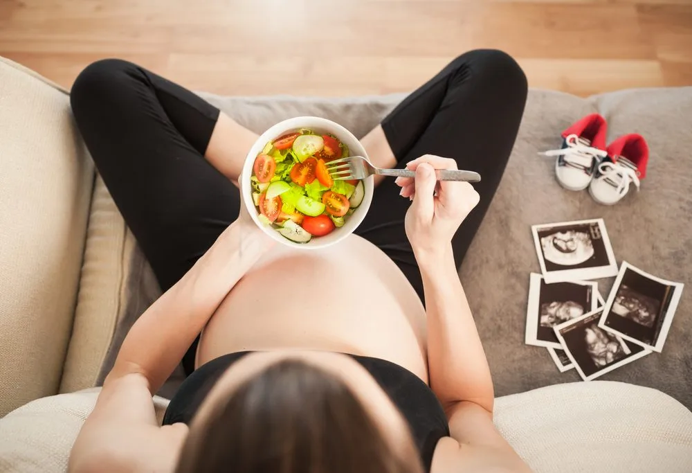 Quais são as considerações para veganos/vegetarianos durante a gravidez?