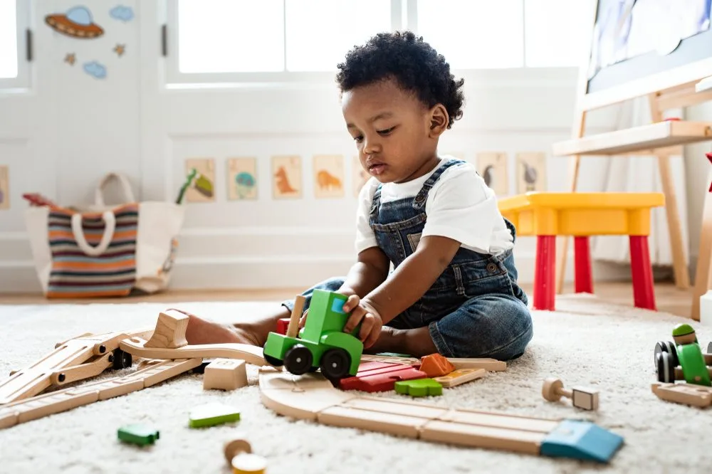 Quando o bebê começa a brincar sozinho?