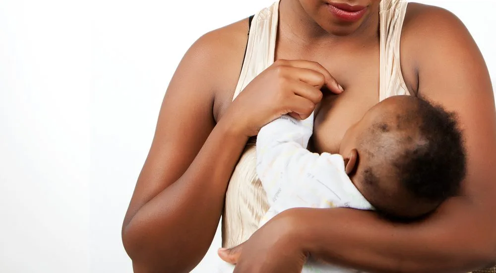 Com que frequência os bebês que são amamentados se alimentam?